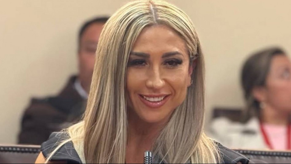 Con vestido midi y stilettos: El elegante look de Nicole Moreno para recibir reconocimiento en el Congreso