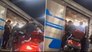Polémico video muestra a hombre subiendo con una moto a vagón lleno del Metro de Santiago
