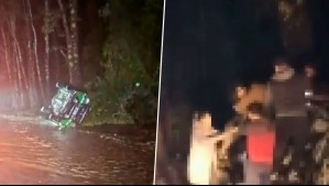 Video muestra a vecinos rescatando a carabineros desde patrulla volcada en medio de aluvión en Puerto Varas