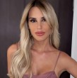 Revisa las fotos de Gala Caldirola con un misterioso hombre subiendo un cerro, lo que desató rumores de romance entre sus seguidores.