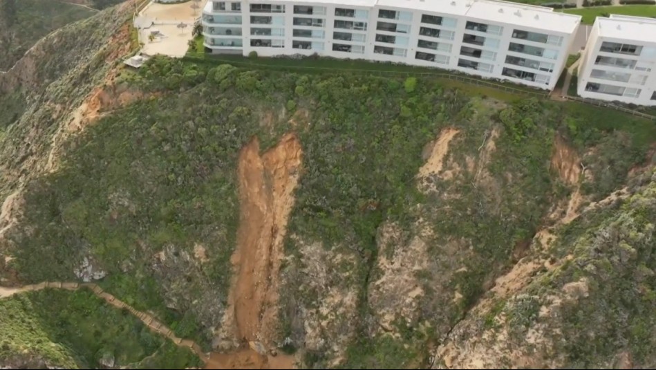 'Una virgencita quedó sepultada': Reportan socavón a solo metros de condominio en Algarrobo