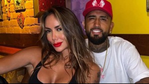 Desde un look "total black" hasta un cómodo buzo: Así lucen Sonia Isaza y Arturo Vidal el estilo urbano glam