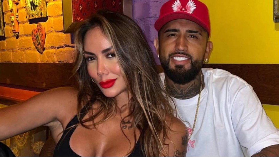 Desde un look 'total black' hasta un cómodo buzo: Así lucen Sonia Isaza y Arturo Vidal el estilo urbano glam