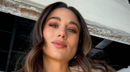 Tita Ureta apuesta a la elegancia de los minivestidos de encaje para disfrutar del verano europeo