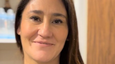 "Me va a dar algo": La efusiva reacción de Belén Mora por nominación de Toto Acuña a importante premio