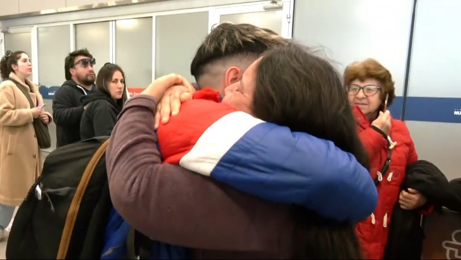 'Logré abrazar a mi bebé': El emocionante reencuentro de madre con hijo hincha de la U