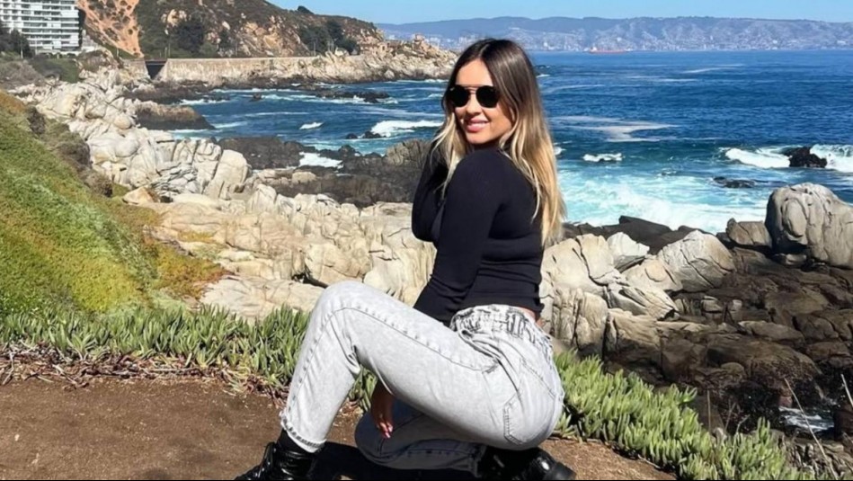 Maura Rivera gana protagonismo en el verano de Miami con un entallado minivestido naranja