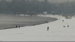 Lago Caburgua amaneció cubierto de nieve: La bella postal invernal que sorprendió en La Araucanía