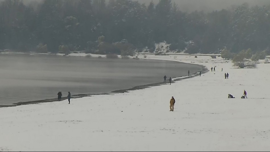 Lago Caburgua amaneció cubierto de nieve: La bella postal invernal que sorprendió en La Araucanía