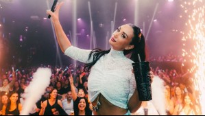 Pamela Díaz elige el básico más top para recorrer Shanghái: Una falda larga de jeans para un look vanguardista