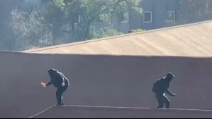 Desde el techo: Encapuchados lanzan objetos incendiarios en Liceo Lastarria