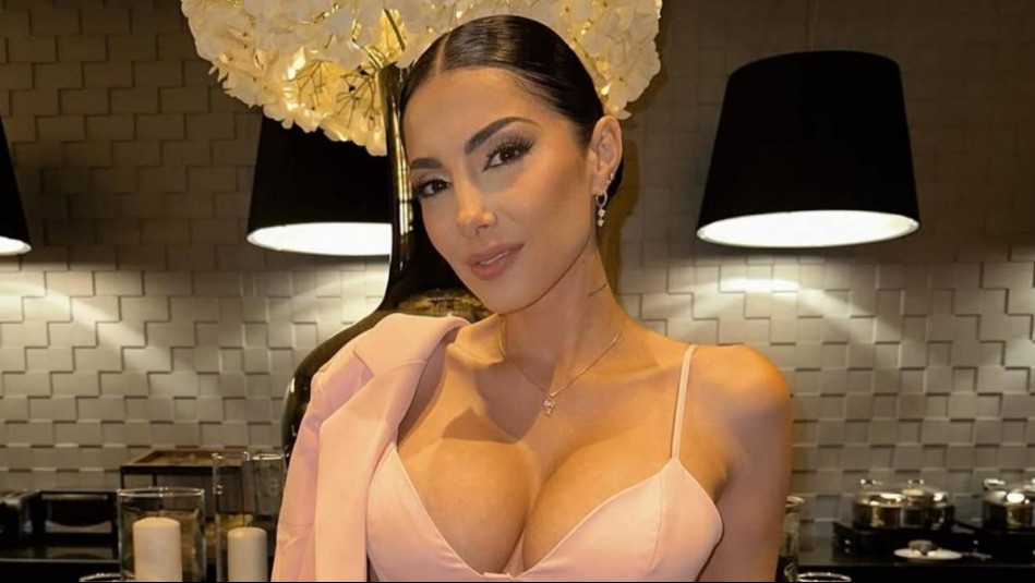 El outfit infantil de invierno de la hija de Flavia Medina: Un coqueto conjunto impermeable en azul navy