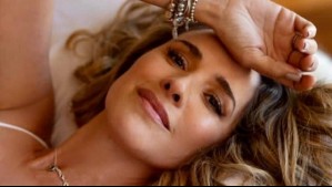 "A vestirnos para nosotras": Angélica Castro se impregna de amor propio con un sofisticado vestido asimétrico