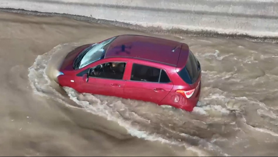 Conductora y su pareja caen al canal San Carlos en La Florida: Supuesta clase de manejo terminó mal