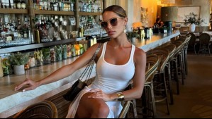 Gala Caldirola apuesta por unas botas vaqueras blancas de plataforma para un día de senderos rocosos y playa