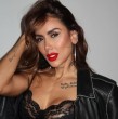 Sonia Isaza sorprende a sus seguidores con una atrevida sesión de fotos en bikini. La modelo colombiana enfrentó el frío de las montañas y posó con actitud y estilo.