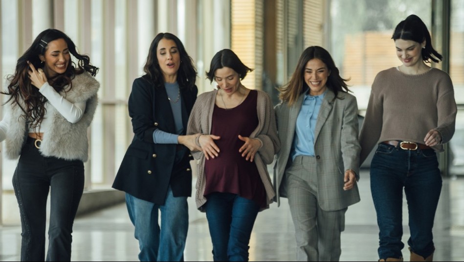 ¿Cómo se llama y quién canta la canción principal de Reunión de Superados?