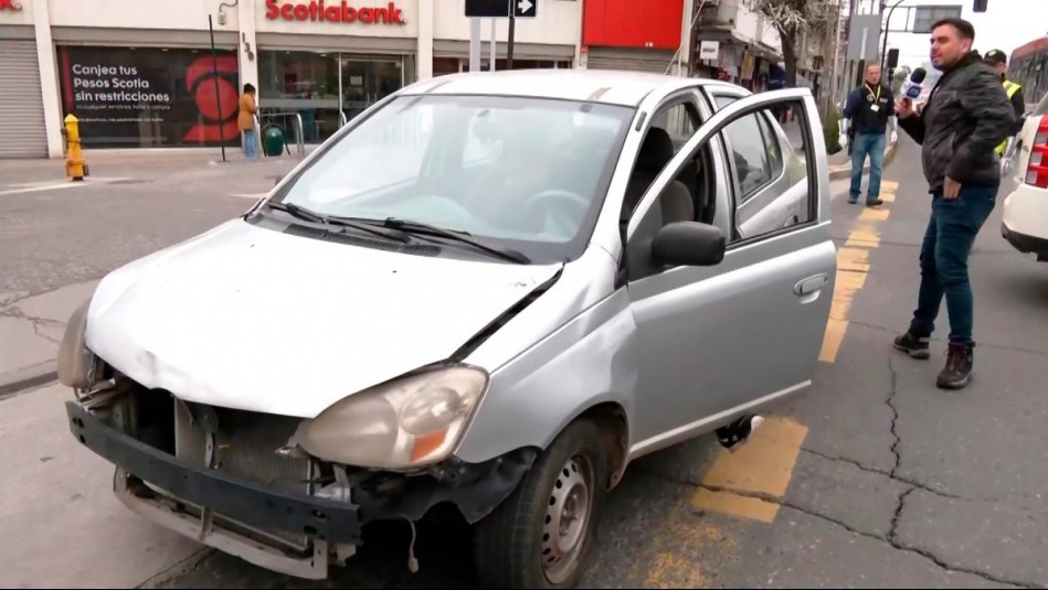 De no creer: Descubren auto con más de 170 multas, sin patente ni parachoques en fiscalización de Ñuñoa