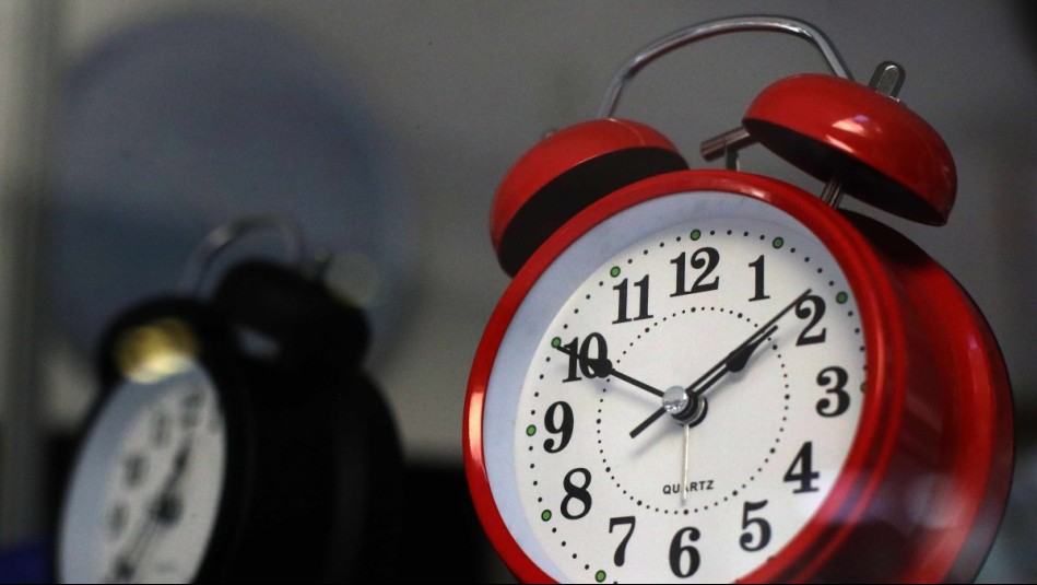 Cambio de hora en Chile: ¿Se deben adelantar o atrasar los relojes?