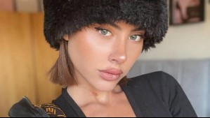 Sumérgete en la elegancia del burdeos: La propuesta de Ignacia Michelson para un traje de baño glamoroso