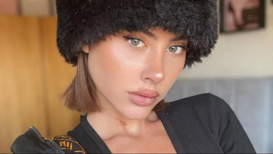 Sumérgete en la elegancia del burdeos: La propuesta de Ignacia Michelson para un traje de baño glamoroso