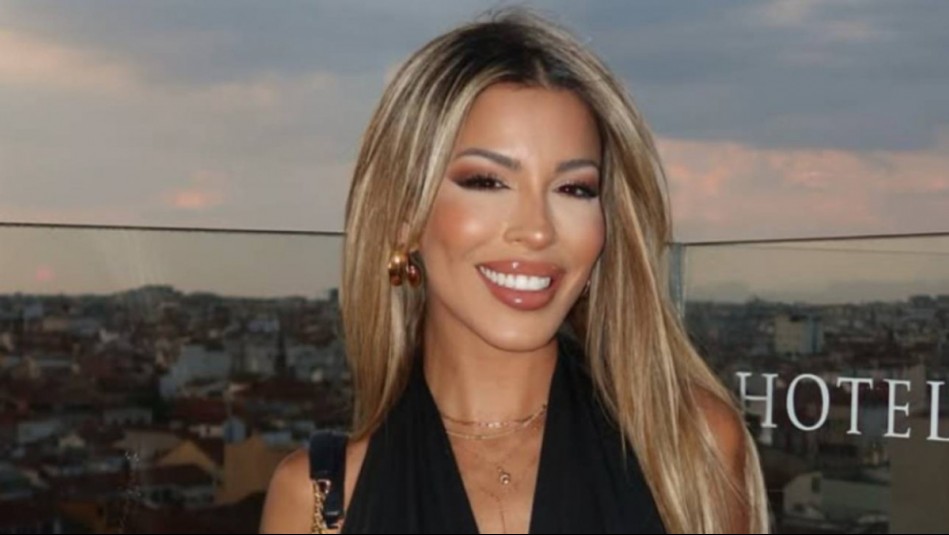 Con un atrevido look de contraste: Oriana Marzoli combina un delicado minivestido princesa y botas con correas