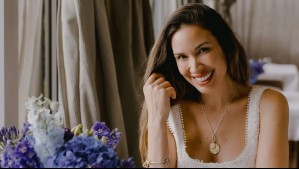 Maxivestido fluido y pañuelo estampado: Vanesa Borghi lleva el look ideal para un paseo de verano por Madrid