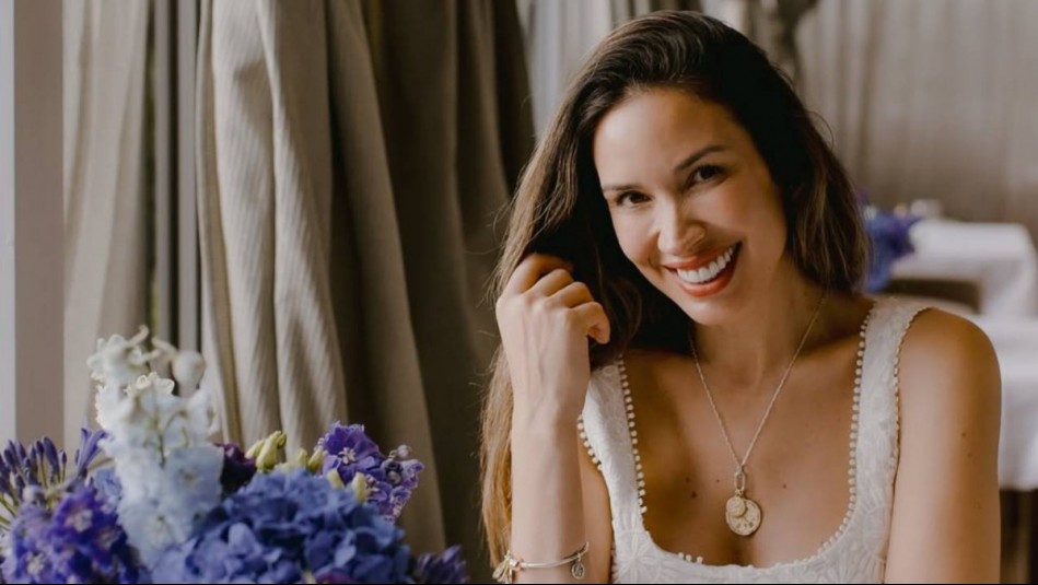 Maxivestido fluido y pañuelo estampado: Vanesa Borghi lleva el look ideal para un paseo de verano por Madrid