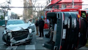 Reportan accidente de tránsito en Ñuñoa: Auto termina volcado tras fuerte choque