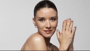 Carla Jara lleva el rojo escarlata en una versión minimalista con un detalle floral en 3D