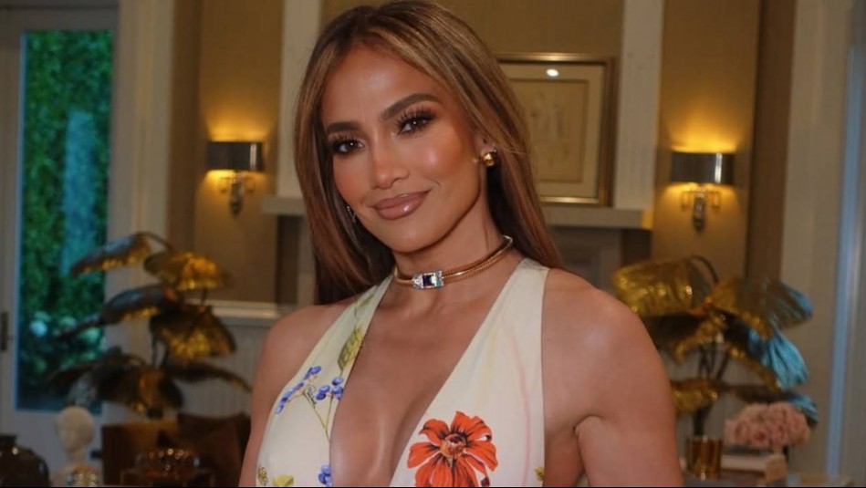 Jennifer López se envuelve con un sofisticado diseño monocromático: Un abrigo oversize de 1.600 dólares