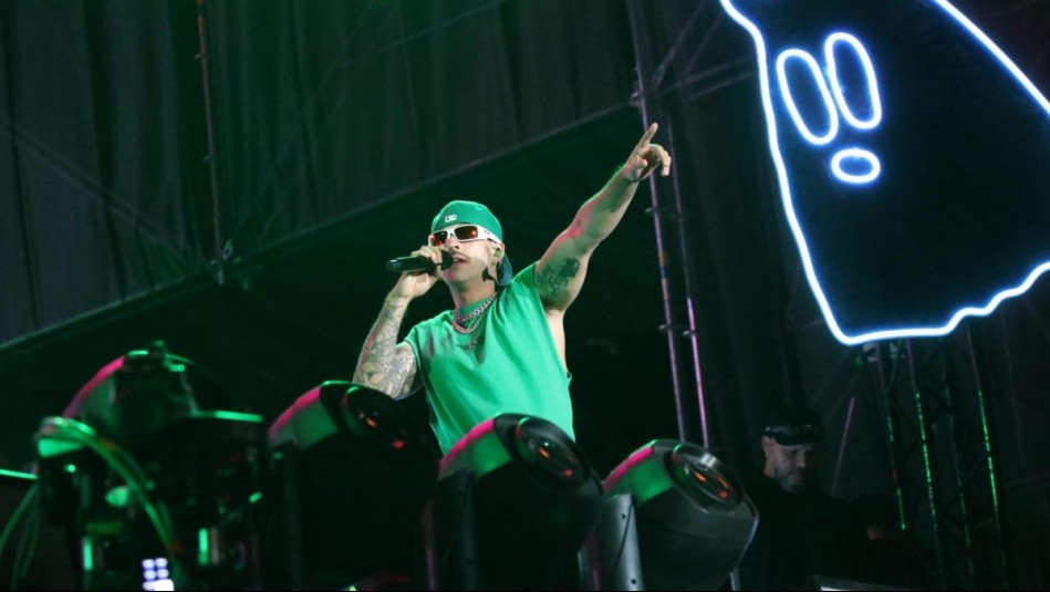 Feid desató la locura en Providencia: Así fue el inesperado show gratuito del artista colombiano en Chile