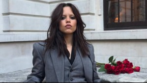 Impactante diseño Givenchy: Jenna Ortega se viste de perlas y cristales en los Premios Emmy 2025