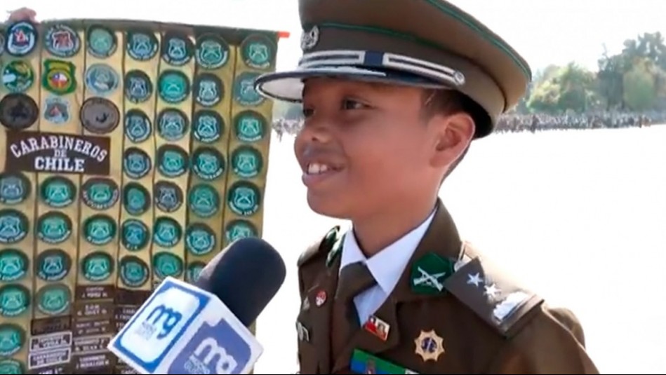 Llegó con tierno uniforme: Niño que sueña con ser carabinero emociona en ensayo de la Parada Militar