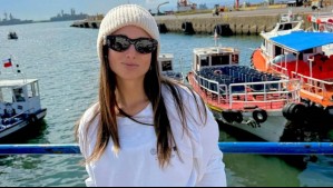 Tita Ureta luce el gorro de crochet con lentejuelas que es tendencia retro y lo combina con la moda denim