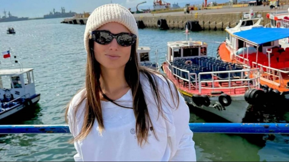 Tita Ureta luce el gorro de crochet con lentejuelas que es tendencia retro y lo combina con la moda denim