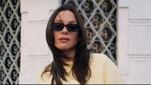 Kel Calderón como caída del cielo en Nueva York: Se envuelve en un blazer tweed en azul pastel