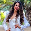 Yamna Lobos celebró las Fiestas Patrias con un elegante traje de huasa en llamativos colores, compuesto por una chaqueta corta en lila y una falda larga holgada en terciopelo violeta. Su look nacionalista incluyó botas y sombrero