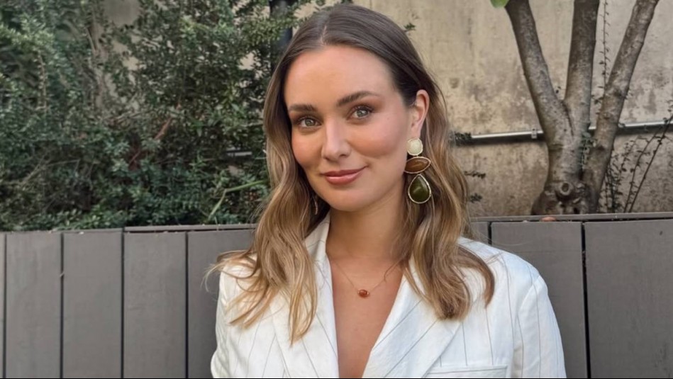 Femenina y sofisticada en Lacoste: Kika Silva muestra cómo combinar una falda plisada con prendas preppy