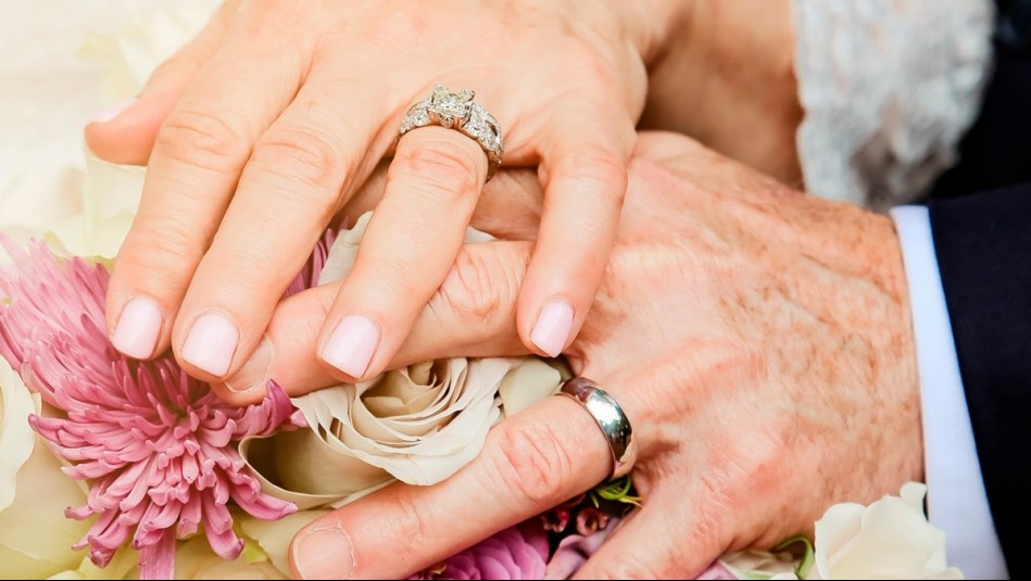 ¿Estás casado? Conoce acá los requisitos para cobrar el bono Bodas de Plata