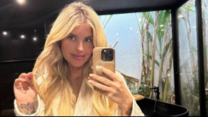 Coté López se atreve a fusionar unas botas corrugadas de color rosa brillante con jeans anchos