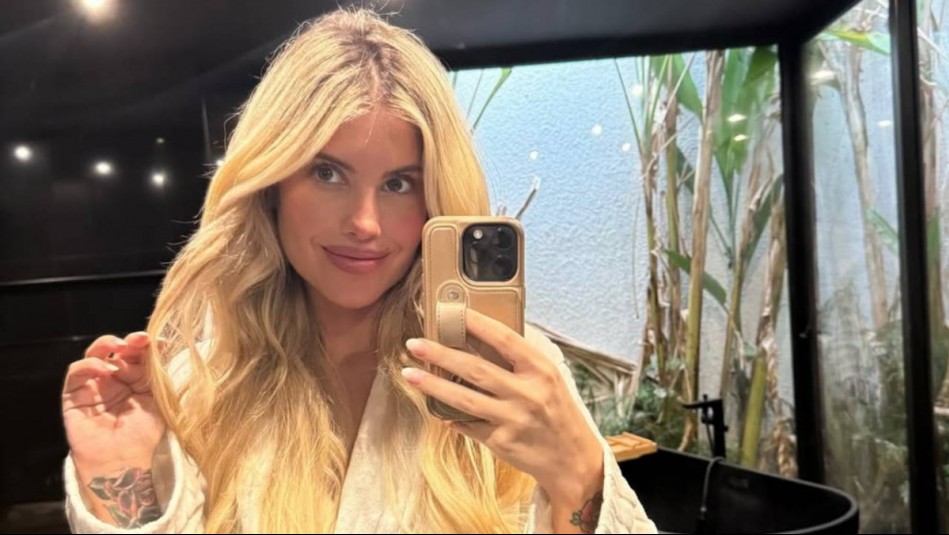 Coté López se atreve a fusionar unas botas corrugadas de color rosa brillante con jeans anchos