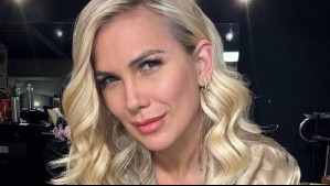 María Alberó viste de rosa intenso en la Semana de la Moda en Madrid: Posó con famoso diseñador