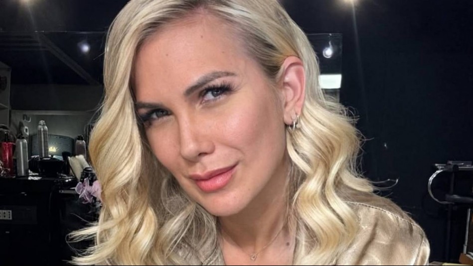 María Alberó viste de rosa intenso en la Semana de la Moda en Madrid: Posó con famoso diseñador