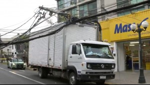 Camión arrasa con tendido eléctrico y derriba poste en Providencia: Estructura cayó sobre parabrisas de auto