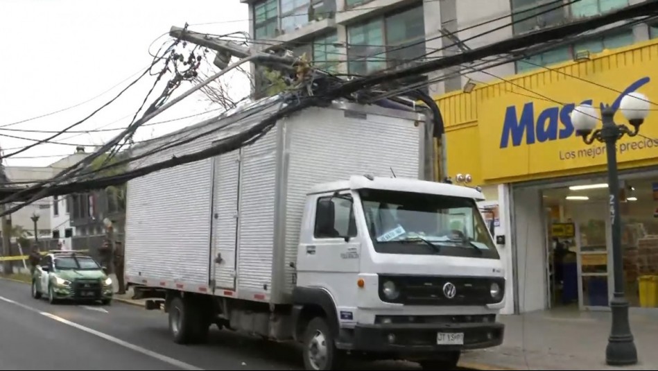 Camión arrasa con tendido eléctrico y derriba poste en Providencia: Estructura cayó sobre parabrisas de auto