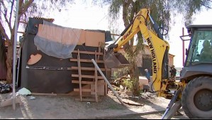 Con maquinaria pesada: Demuelen construcciones ilegales en la toma Nuevo Amanecer de Cerrillos