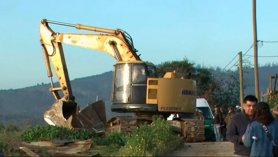 Con fuerte despligue policial y maquinaria pesada: Comienza demolición de toma Calicheros de Quilpué