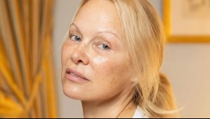 Se despide del icónico rubio: Pamela Anderson estrena su nuevo estilo en un paseo por París