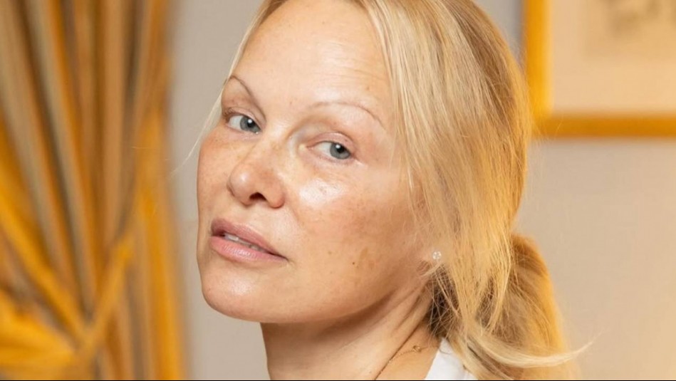 Se despide del icónico rubio: Pamela Anderson estrena su nuevo estilo en un paseo por París